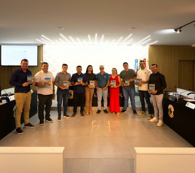 Vereadores(as) com escritor Nelsinho